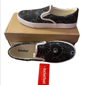 NWT Bucketfeet black/white patterned canvas slip on size 11W-12W unisex